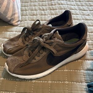 Nike Olive Brown and Black Low-Top Trainers